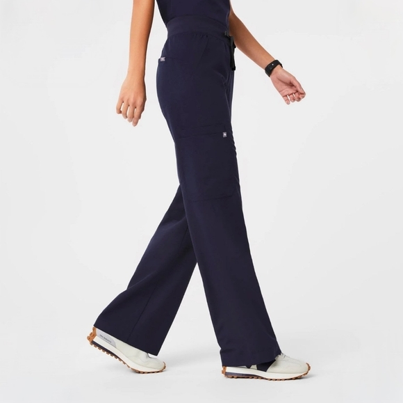 Figs Isabel high waisted Wide Leg scrub pants Navy Petite - Picture 1 of 10